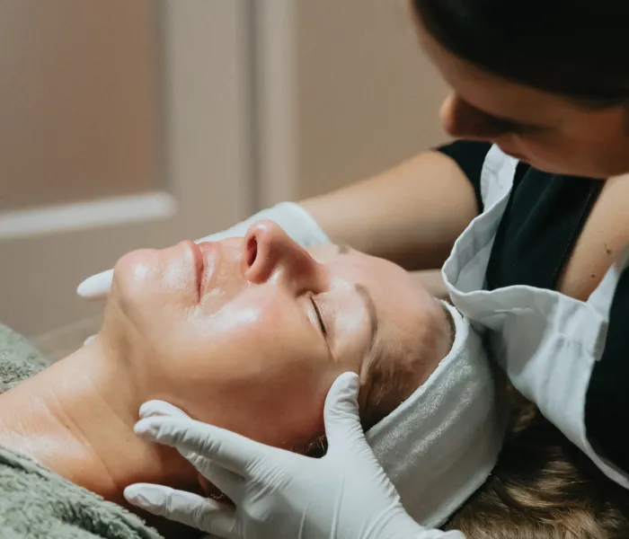 Huidbehandeling door een specialiste bij Richmond Skin Clinic in Wassenaar