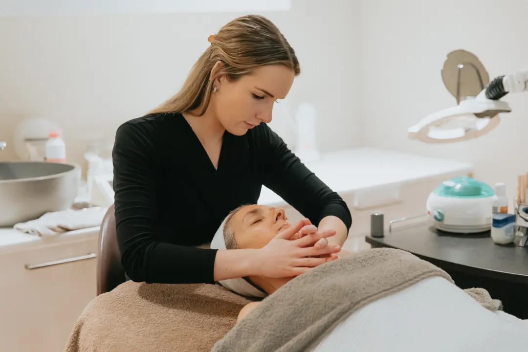 Cosmetische behandeling in de behandelkamer van Richmond Skin Clinic in Wassenaar