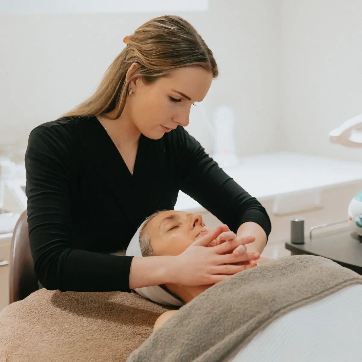 Cosmetische behandeling in de behandelkamer van Richmond Skin Clinic in Wassenaar